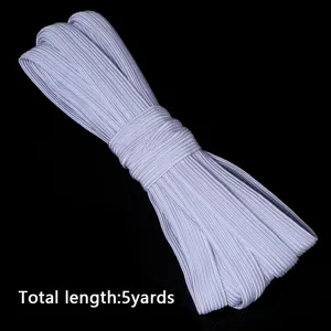 Detalle de cinta elástica plana, primer plano de cordón trenzado elástico con textura fina.