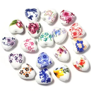 Perles en céramique en forme de cœur imprimées pour fabrication de bijoux de bricolage.