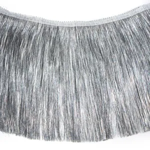 Dettaglio frangia festone argenteo primo piano per decorazione festa e costume spettacolo