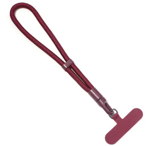 Gros plan de detail de laniere de poignet pour telephone portable avec boucle.