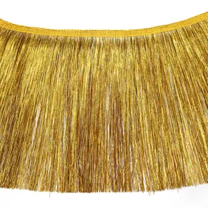 Dettaglio frange metalliche dorate tinsel, perfette per sfondo festa e decorazione costumi scena.
