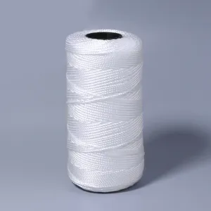 Wit haakgaren detail, strak gewikkelde garenrol voor handwerk, schone textuurweergave.