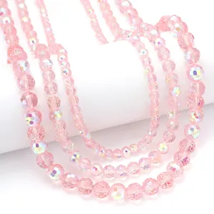 Primer plano detalles de cuentas de bola de cristal facetadas de color rosa AB DIY.