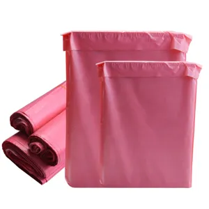 Detailansicht verdickter, wasserdichter rosa Versandtaschen mit selbstklebendem Verschluss.