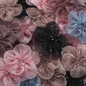 Nahaufnahme von Organza Strass Fuenf-Bluetigen-Blumen fuer DIY Kleidung und Haarklammern.