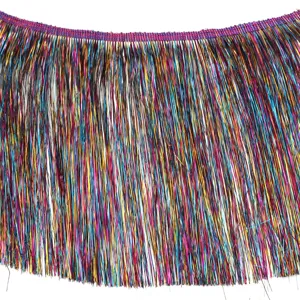Dettaglio di frangia in tinsel metallico colorato, tenda da festa scintillante.