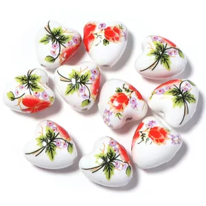 Perles en ceramique en forme de coeur avec motif floral pour bijoux DIY faits main.
