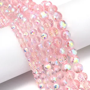 Detalle en primer plano de cuentas de cristal facetado AB rosa para joyería artesanal DIY.