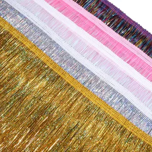 Tenda con frange metalliche colorate per decorazioni di feste e sfondo scenografico.