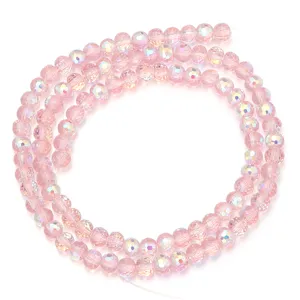 Cuentas sueltas de cristal rosa facetado en detalle para pulseras y collares de bricolaje.
