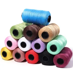 Meerkleurige ijszijde garenspoelen voor DIY haken, handwerk en het maken van mutsen.