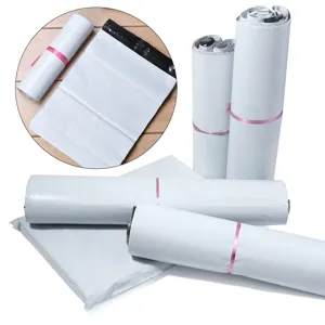 Nahaufnahme Details von verdickten wasserdichten Versandtaschen Rollen und flachen Beuteln.