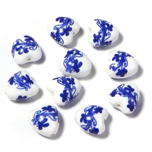 Détail perles cœur en porcelaine bleu blanc motifs floraux pour bijoux faits main DIY.