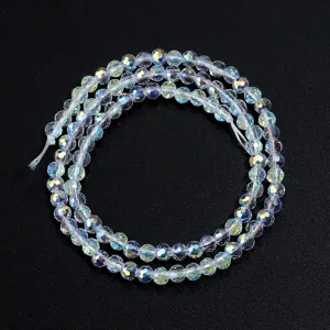 Primer plano de hilo de cuentas de cristal con 96 facetas color AB, ideal para joyería.
