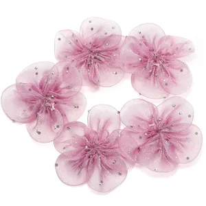 Rosa Mesh-Stoff fünfblättrige Blume mit Strasssteinen DIY Bastelzubehör Detailansicht.