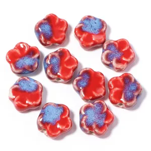 Perline in ceramica a cinque petali con smalto per la creazione di gioielli fai da te.