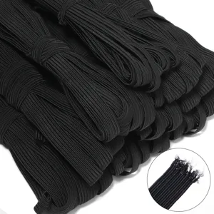 Vista detallada en primer plano de banda elástica negra para coser cinturillas de ropa y puños.