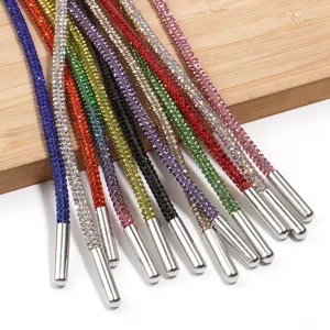 Cordon en strass coloré avec embouts en métal pour sweats à capuche et chaussures.