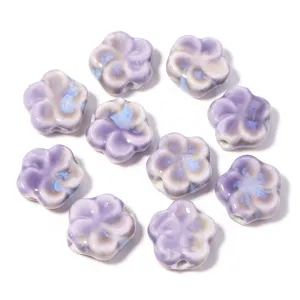 Vista dettagliata di perline in ceramica a forma di fiore a cinque petali con smalto per gioielli.