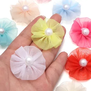 Bunte Mesh-Stoff plissierte Blumen Accessoires mit Perlenmitte fuer DIY Handwerk und Haarklammern.