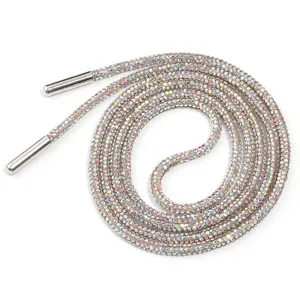 Détail de cordon en strass brillant, parfait pour les sweats à capuche et pantalons DIY.