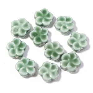 Dettaglio di perline di fiori in ceramica smaltata per la creazione di gioielli fai da te.
