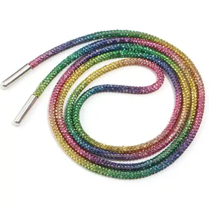 Détail de cordon strass scintillant, lacet cristal coloré pour sweats et accessoires DIY.
