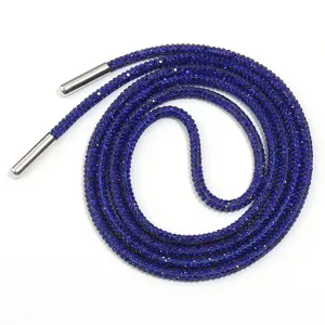 Détail de cordon strass bleu, lacet en cristal scintillant pour vêtements et sweats.