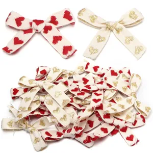 Fiocchi in nastro di cotone ricamato con cuore per confezioni regalo e accessori moda.