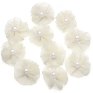 Nahaufnahme von weißem Tüll Netz Plissee Blume mit Perle für DIY Handwerk und Nähen.