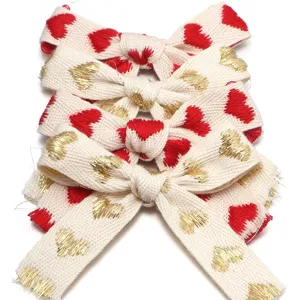 Fiocchi in cotone con cuori ricamati rossi e oro per confezioni regalo e dettaglio abbigliamento.