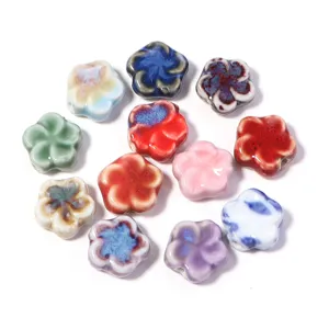 Primo piano dettagliato di perline in ceramica smaltata colorata per i vostri gioielli.