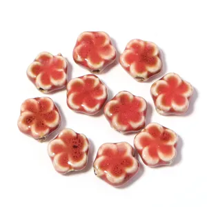 Primo piano dettagliato di perline in ceramica a forma di fiore per gioielli fai da te.