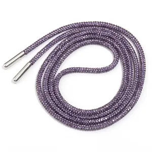 Gros plan d'un cordon strass violet brillant avec embouts metalliques pour vetement.