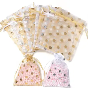 Sacchetti regalo in organza con pois oro e argento, perfetti per gioielli e piccoli dolciumi.