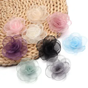 Nahaufnahme von bunten Mesh Stoffblumen DIY Zubehör, ideal für Handwerk und Bekleidung.