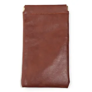 Braune Leder-Eindrücktasche Detailansicht, tragbarer Organizer für Brillen oder Zubehör.