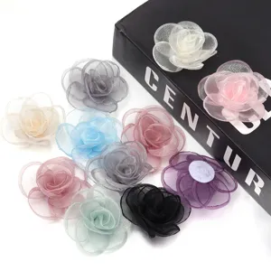 Detaillierte Nahaufnahme von bunten Organza Mesh Rosen Blumen DIY Zubehör und Bastelbedarf.