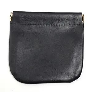 Schwarze Ledertasche mit Federmechanismus für Kabel und Kopfhörer. Detaillierte Nahaufnahme.