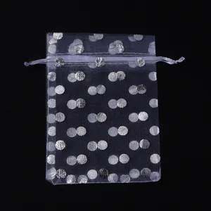 Dettaglio sacchetto regalo coulisse organza pois argentati, bustina gioielli trasparente.