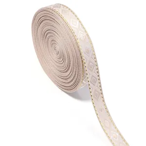Jacquard Borte mit geometrischem Rautenmuster und metallischem Goldfaden fuer Naeharbeiten.