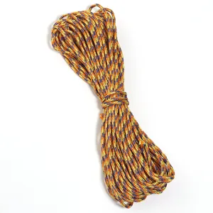 Détail de cordon tressé en polyester camouflage multicolore pour loisirs créatifs et lacets.