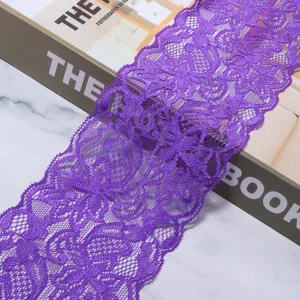 Violette elastische Spitzenborte im Detail mit filigranem Blumenmuster fuer Bastelarbeiten.