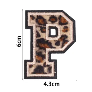 Détail de patch brodé lettre P imprimé léopard en tissu polyester de haute qualité.