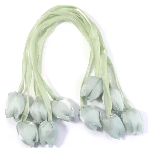 Détail de fleurs de tulipe en tissu vert clair, ruban d'accessoires idéal pour projets DIY.