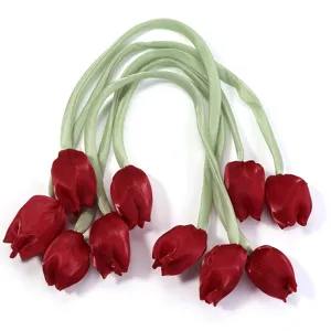 Vue détaillée de fleurs de tulipe en tissu rouge avec tiges vertes, idéal pour loisirs.