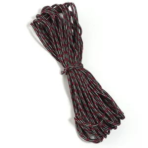 Détail de cordon tissé noir rouge blanc, matériau polyester durable pour lacets et loisirs.