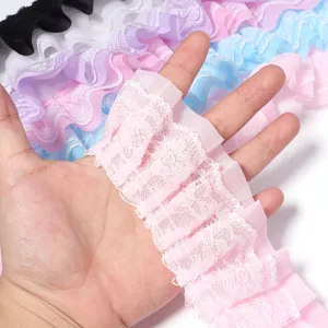 Detaillierte Nahaufnahme von plissiertem Spitzen-Chiffonband mit feiner Textur und Farboptionen.