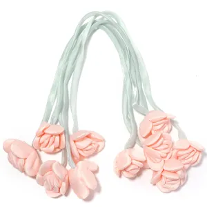 Polyester lint roos bloem detail met roze knoppen en groene stengels voor handwerk.