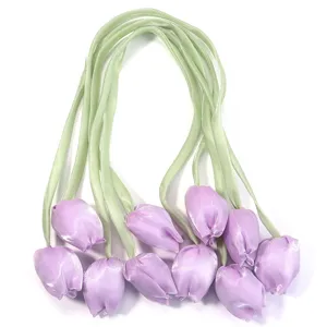 Boutons de tulipes en tissu avec tiges ruban vert, parfaits pour loisirs créatifs et accessoires.